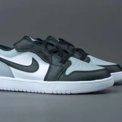Nike Air Jordan 1 Low Wit / Grijs / Zwart - Sneakers - BQ6066-052 - Maat 33.5 -JACK & JONES JUNIOR winkel 550x366 12