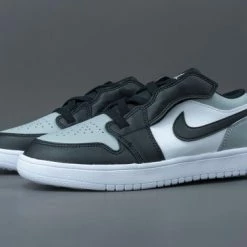 Nike Air Jordan 1 Low Wit / Grijs / Zwart - Sneakers - BQ6066-052 - Maat 33.5 -JACK & JONES JUNIOR winkel 550x366 13