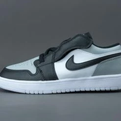 Nike Air Jordan 1 Low Wit / Grijs / Zwart - Sneakers - BQ6066-052 - Maat 33.5 -JACK & JONES JUNIOR winkel 550x366 14