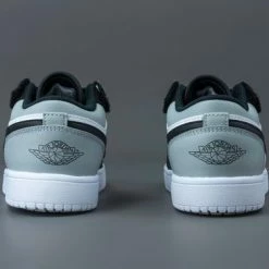 Nike Air Jordan 1 Low Wit / Grijs / Zwart - Sneakers - BQ6066-052 - Maat 33.5 -JACK & JONES JUNIOR winkel 550x366 16