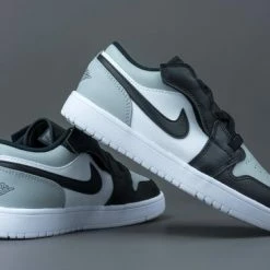 Nike Air Jordan 1 Low Wit / Grijs / Zwart - Sneakers - BQ6066-052 - Maat 33.5 -JACK & JONES JUNIOR winkel 550x366 17