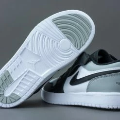 Nike Air Jordan 1 Low Wit / Grijs / Zwart - Sneakers - BQ6066-052 - Maat 33.5 -JACK & JONES JUNIOR winkel 550x366 18
