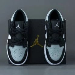 Nike Air Jordan 1 Low Wit / Grijs / Zwart - Sneakers - BQ6066-052 - Maat 33.5 -JACK & JONES JUNIOR winkel 550x366 19