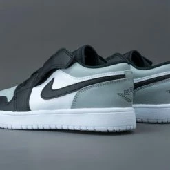 Nike Air Jordan 1 Low Wit / Grijs / Zwart - Sneakers - BQ6066-052 - Maat 33.5 -JACK & JONES JUNIOR winkel 550x366 20