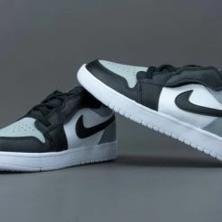 Nike Air Jordan 1 Low Wit / Grijs / Zwart - Sneakers - BQ6066-052 - Maat 33.5 -JACK & JONES JUNIOR winkel 550x366 22