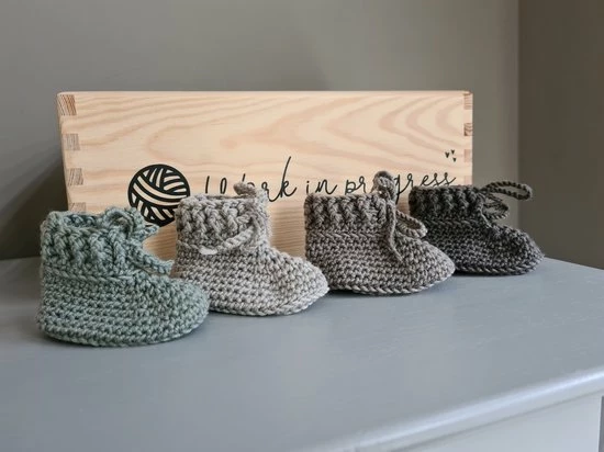 Haaksels&Kralen - Babyslofjes Gehaakt Met Veterstrik - 8 â 9 Cm - Babybooties - 100% Merinowol – Kleur Donker Grijs - Newborn 0 Tot 3 Maanden - Kraamkado - Zwangerschap - Baby Geschenkset - Babyshower - Zwanger 3 Haaksels&Kralen - Babyslofjes Gehaakt Met Veterstrik - 8 â 9 Cm - Babybooties - 100% Merinowol – Kleur Donker Grijs - Newborn 0 Tot 3 Maanden - Kraamkado - Zwangerschap - Baby Geschenkset - Babyshower - Zwanger