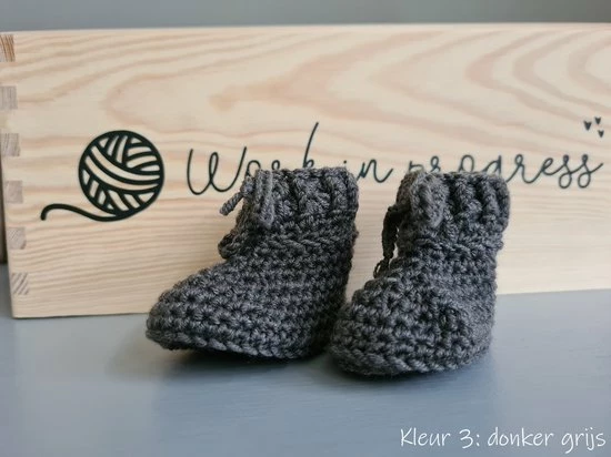 Haaksels&Kralen - Babyslofjes Gehaakt Met Veterstrik - 8 â 9 Cm - Babybooties - 100% Merinowol – Kleur Donker Grijs - Newborn 0 Tot 3 Maanden - Kraamkado - Zwangerschap - Baby Geschenkset - Babyshower - Zwanger 4 Haaksels&Kralen - Babyslofjes Gehaakt Met Veterstrik - 8 â 9 Cm - Babybooties - 100% Merinowol – Kleur Donker Grijs - Newborn 0 Tot 3 Maanden - Kraamkado - Zwangerschap - Baby Geschenkset - Babyshower - Zwanger - Afbeelding 2