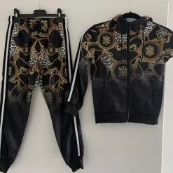 Merkloos Trainingspak Kinderen, Joggingpak Jongens, Sportkleding Bestaat Uit Een Vest En Broek In De Kleur Zwart Met Een Leuke Print, Verkrijgbaar In De Maten 104/4 T/m 164/14
