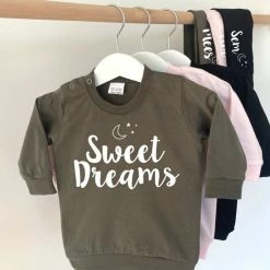 Alternative view of Merkloos Goldengifts.nl - Kinder - Pyjama - Met Eigen Naam - Sweet Dreams - Maat: 104/110 - Kleur: Legergroen - 1 Stuks - Pyama Jongens - Meisjes Pyjama - Kids - Jongens Pyjama - Baby Pyjama - Kraamcadeau Met Naam - Kraamcadeau - Baby - Cadeau - Baby Cadeau