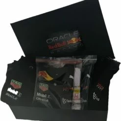 Merkloos Fan Edition Red Bull Racing F1 Gift Box | Nr. 1 Max Verstappen Fan | 100% Bio-cotton | Gift Box Includes Jumpsuit - 3 Baby Rompers - Jogging Suit | Ideaal Kraamcadeau Voor De F1 Fan | Maat EU62/68 -JACK & JONES JUNIOR winkel 550x589