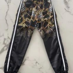 Alternative view of Merkloos Trainingspak Kinderen, Joggingpak Jongens, Sportkleding Bestaat Uit Een Vest En Broek In De Kleur Zwart Met Een Leuke Print, Verkrijgbaar In De Maten 104/4 T/m 164/14