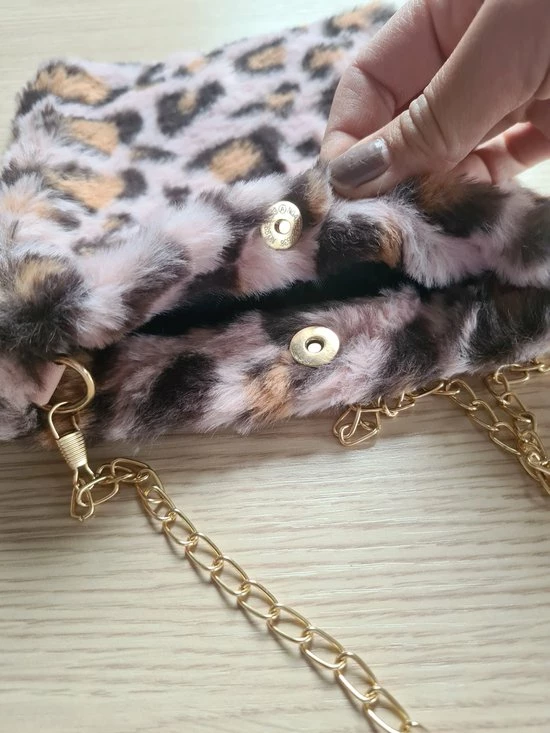 Merkloos Crossbodytas- Panter Tas Roze - Tas Imitatiebont - Crossbodytas Tiener - Luipaard Tas - Cadeau Tiener En Vrouw - Sint En Kerst Cadeau -Roze- Hii You 4 Merkloos Crossbodytas- Panter Tas Roze - Tas Imitatiebont - Crossbodytas Tiener - Luipaard Tas - Cadeau Tiener En Vrouw - Sint En Kerst Cadeau -Roze- Hii You - Afbeelding 2